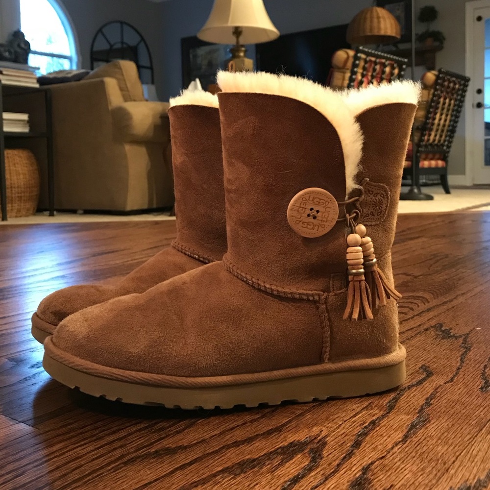 Ugg Bailey Button with charm